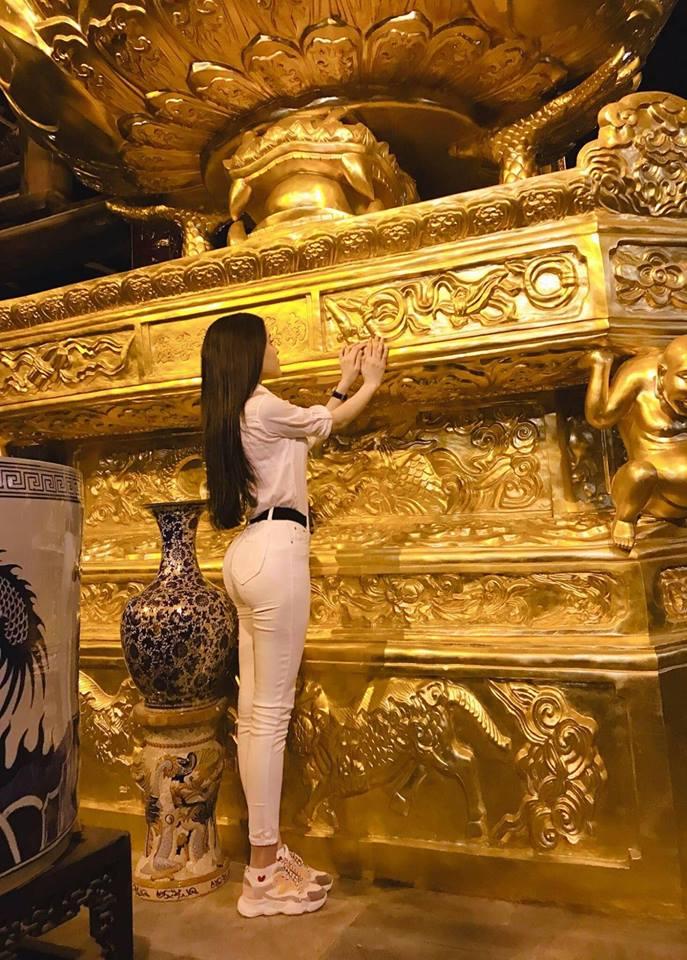 Đăng loạt ảnh đi chùa sám hối mà chẳng khác nào tập yoga, Thư Dung bị cộng đồng mạng ném đá đến nỗi phải gỡ status-2