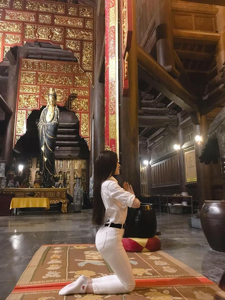 Đăng loạt ảnh đi chùa sám hối mà chẳng khác nào tập yoga, Thư Dung bị cộng đồng mạng ném đá đến nỗi phải gỡ status-3