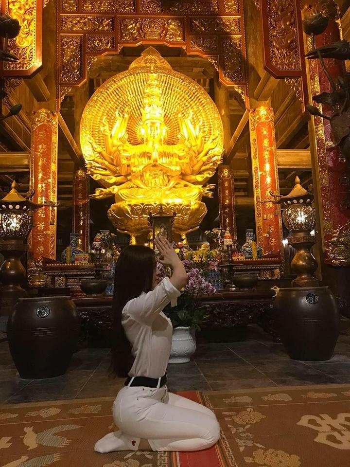 Đăng loạt ảnh đi chùa sám hối mà chẳng khác nào tập yoga, Thư Dung bị cộng đồng mạng ném đá đến nỗi phải gỡ status-4