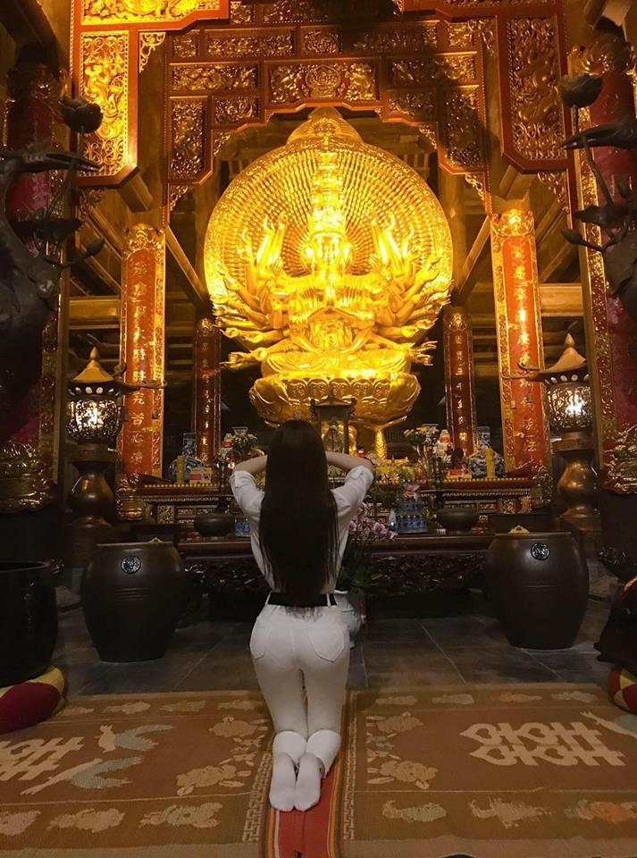 Đăng loạt ảnh đi chùa sám hối mà chẳng khác nào tập yoga, Thư Dung bị cộng đồng mạng ném đá đến nỗi phải gỡ status-5