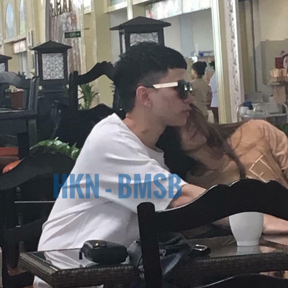 Lan truyền hình ảnh Hoàng Tôn cổ đầy dấu hôn, khóa môi bạn gái cuồng nhiệt tại sân bay như chốn không người-2