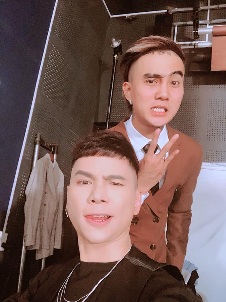 Lan truyền hình ảnh Hoàng Tôn cổ đầy dấu hôn, khóa môi bạn gái cuồng nhiệt tại sân bay như chốn không người-1