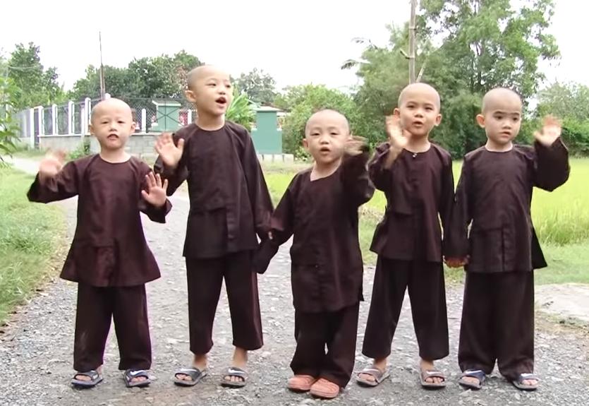 Rơi nước mắt trước hoàn cảnh bị cha mẹ bỏ rơi của 5 chú tiểu ẵm 100 triệu ở Thách thức danh hài-4