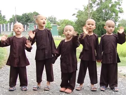 Thu phục Trư Bát Giới chỉ bằng cốc nước sông, team 5 chú tiểu khiến người xem chào thua với trình sáng tạo thượng thừa-4