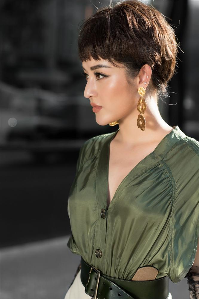 Huyền My chuyển sang phong cách cá tính bằng cách bắt chước HHen Niê xén tóc hết cỡ-3