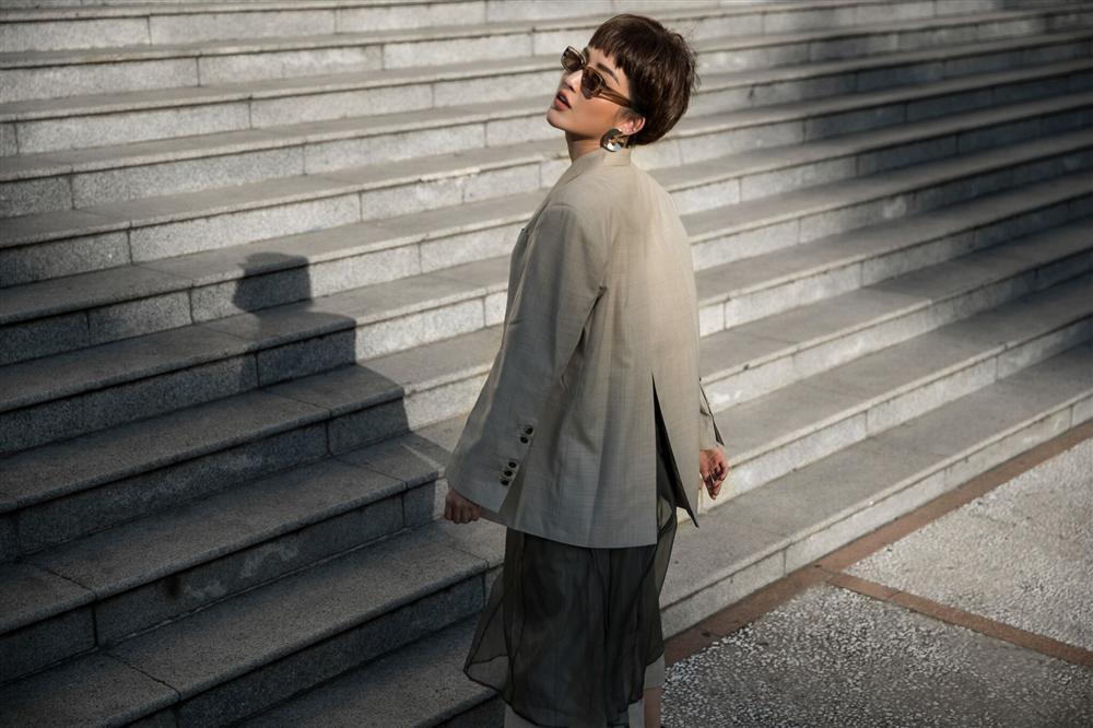 Huyền My chuyển sang phong cách cá tính bằng cách bắt chước HHen Niê xén tóc hết cỡ-8