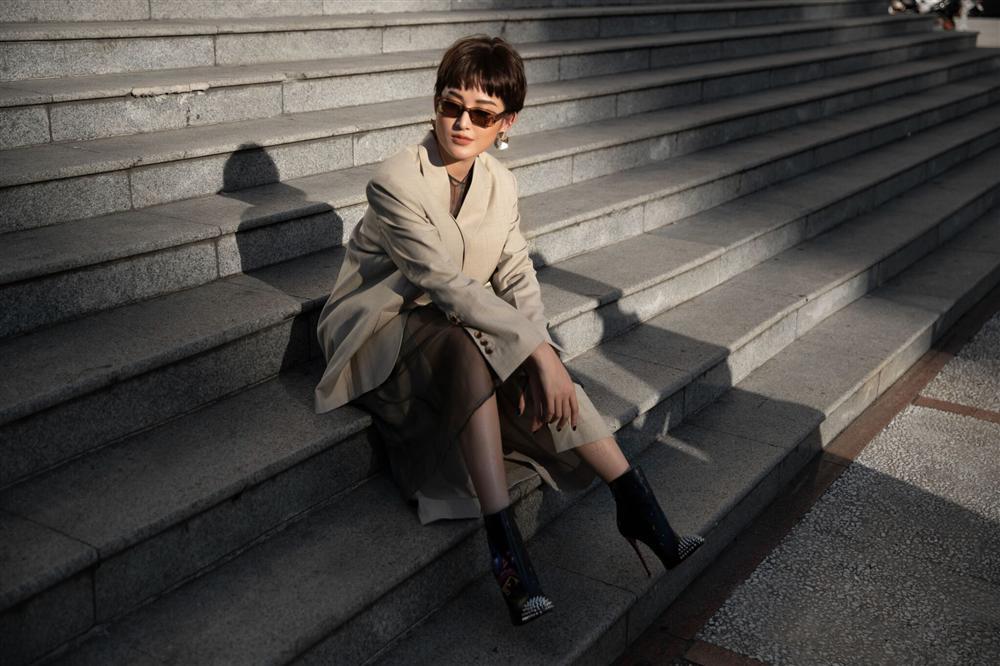 Huyền My chuyển sang phong cách cá tính bằng cách bắt chước HHen Niê xén tóc hết cỡ-9