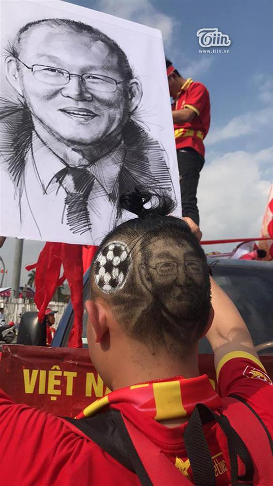 CĐV đổ xô đi tạo hình HLV Park Hang-seo trên tóc, hào hứng cổ vũ đội tuyển Việt Nam-1