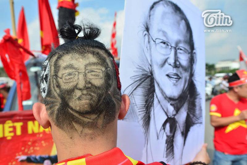 CĐV đổ xô đi tạo hình HLV Park Hang-seo trên tóc, hào hứng cổ vũ đội tuyển Việt Nam-2