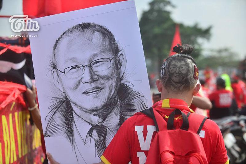 CĐV đổ xô đi tạo hình HLV Park Hang-seo trên tóc, hào hứng cổ vũ đội tuyển Việt Nam-4