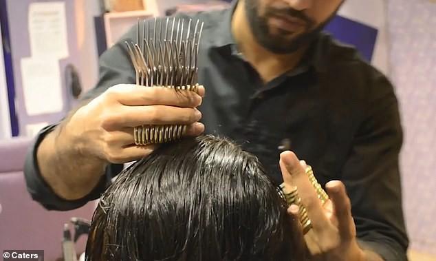 Thợ siêu đỉnh cắt tóc bằng 27 cây kéo cùng một lúc-1