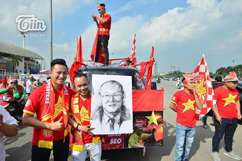 Chỉ có thể là CĐV Việt Nam: Điên rồ, chịu chơi, sáng tạo không biên giới vì tình yêu bóng đá-2