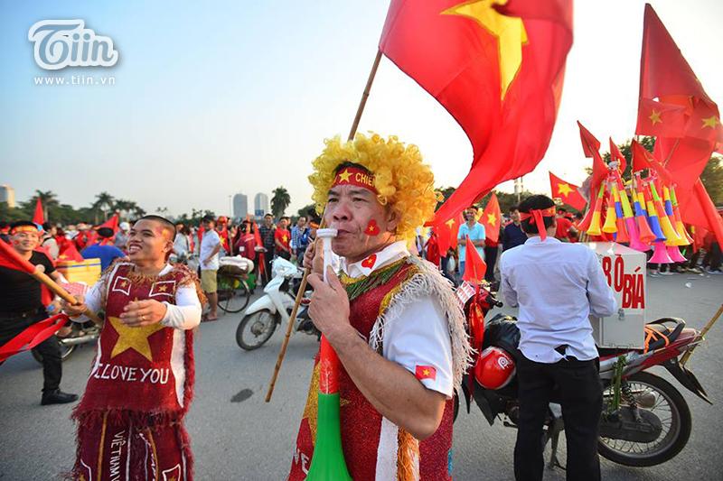 Chỉ có thể là CĐV Việt Nam: Điên rồ, chịu chơi, sáng tạo không biên giới vì tình yêu bóng đá-3