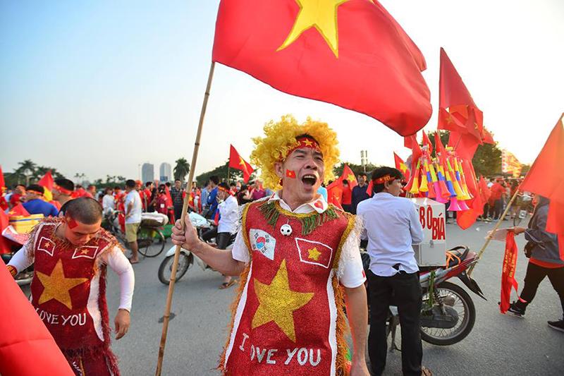 Chỉ có thể là CĐV Việt Nam: Điên rồ, chịu chơi, sáng tạo không biên giới vì tình yêu bóng đá-4