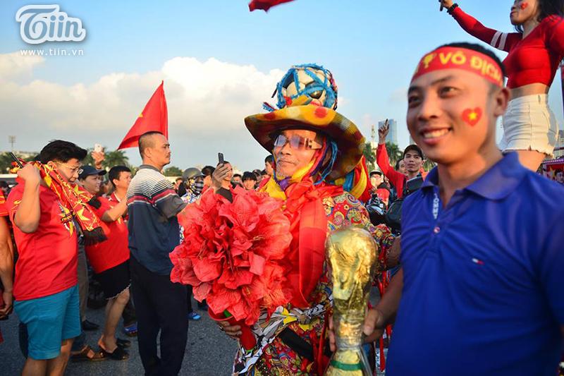 Chỉ có thể là CĐV Việt Nam: Điên rồ, chịu chơi, sáng tạo không biên giới vì tình yêu bóng đá-5