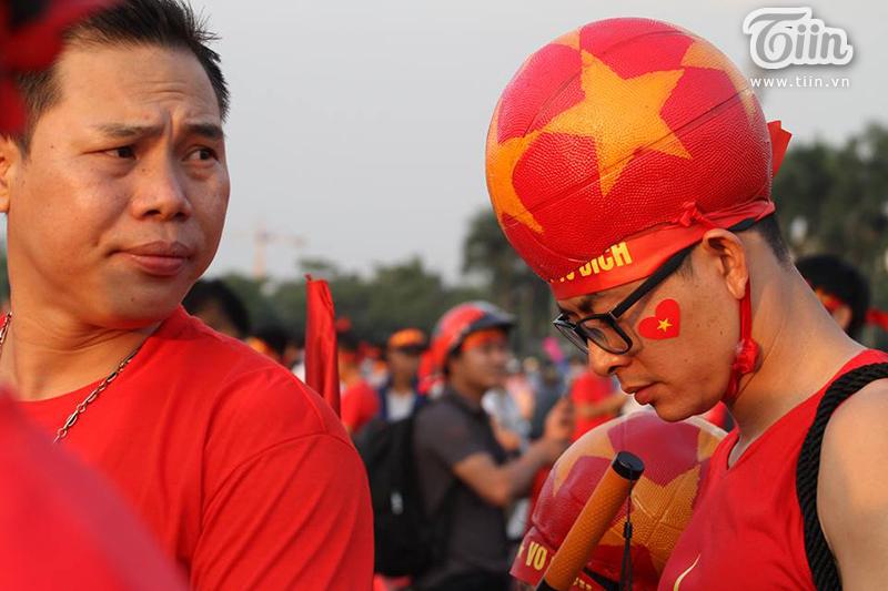 Chỉ có thể là CĐV Việt Nam: Điên rồ, chịu chơi, sáng tạo không biên giới vì tình yêu bóng đá-6