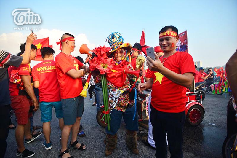 Chỉ có thể là CĐV Việt Nam: Điên rồ, chịu chơi, sáng tạo không biên giới vì tình yêu bóng đá-8