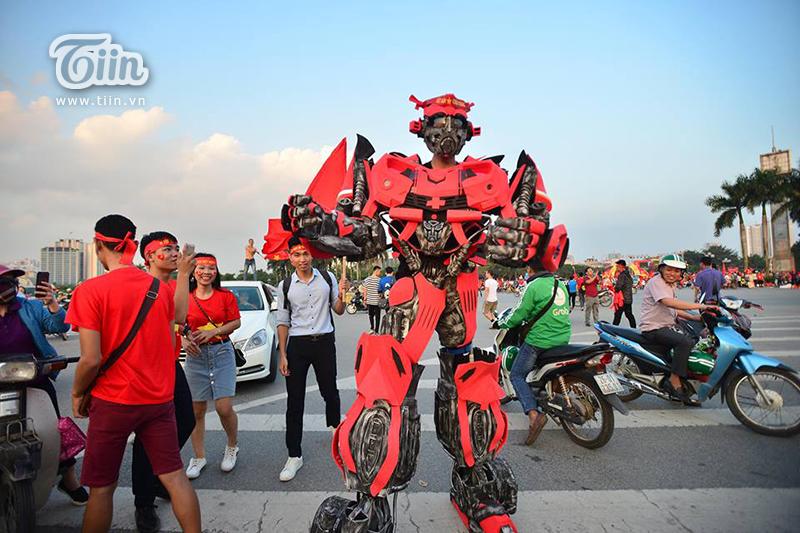 Chỉ có thể là CĐV Việt Nam: Điên rồ, chịu chơi, sáng tạo không biên giới vì tình yêu bóng đá-10