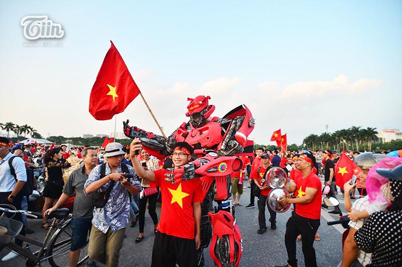 Chỉ có thể là CĐV Việt Nam: Điên rồ, chịu chơi, sáng tạo không biên giới vì tình yêu bóng đá-11