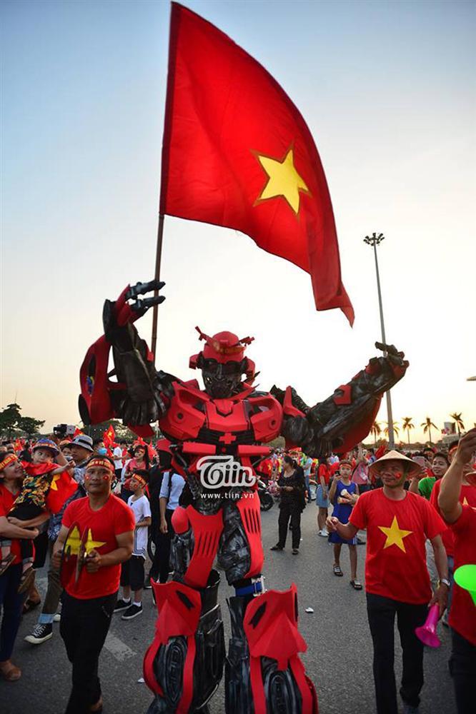 Chỉ có thể là CĐV Việt Nam: Điên rồ, chịu chơi, sáng tạo không biên giới vì tình yêu bóng đá-12