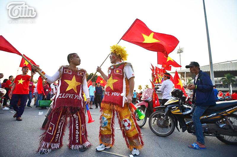 Chỉ có thể là CĐV Việt Nam: Điên rồ, chịu chơi, sáng tạo không biên giới vì tình yêu bóng đá-13