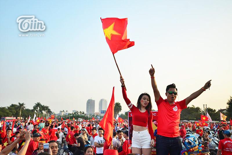 Chỉ có thể là CĐV Việt Nam: Điên rồ, chịu chơi, sáng tạo không biên giới vì tình yêu bóng đá-14