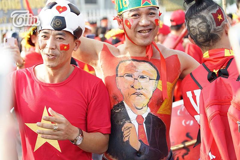 Chỉ có thể là CĐV Việt Nam: Điên rồ, chịu chơi, sáng tạo không biên giới vì tình yêu bóng đá-7