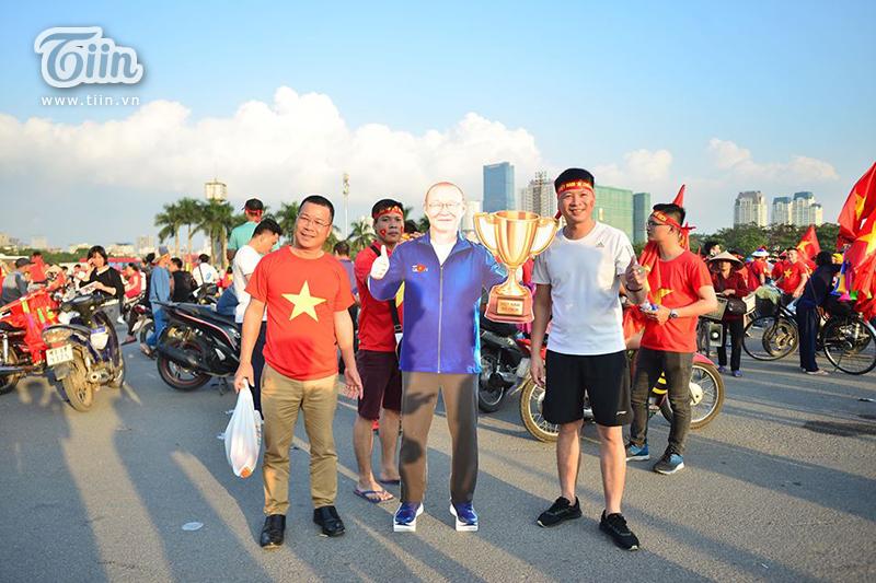 Chỉ có thể là CĐV Việt Nam: Điên rồ, chịu chơi, sáng tạo không biên giới vì tình yêu bóng đá-9