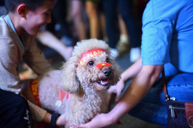 Cổ động viên tràn ra đường mừng Việt Nam vào chung kết-5