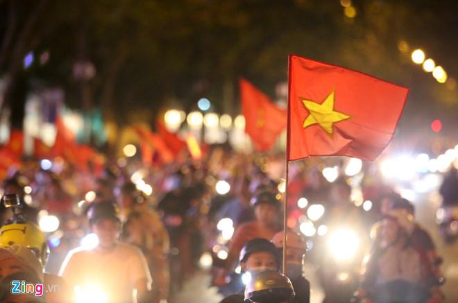 Cổ động viên tràn ra đường mừng Việt Nam vào chung kết-6