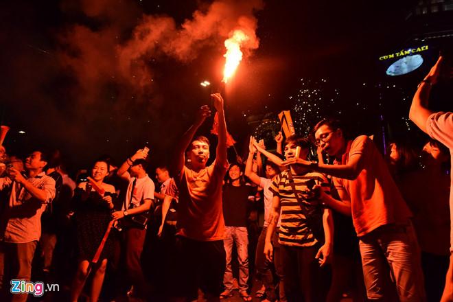 Cổ động viên tràn ra đường mừng Việt Nam vào chung kết-9