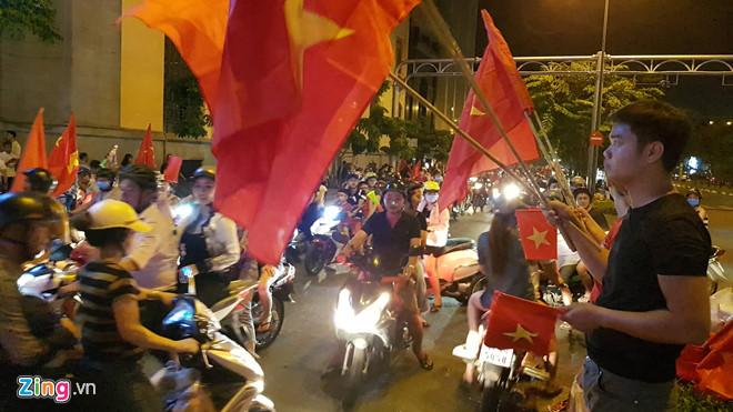 Cổ động viên tràn ra đường mừng Việt Nam vào chung kết-1