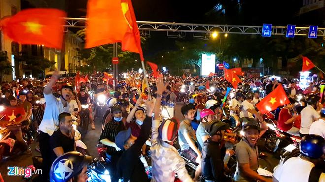Cổ động viên tràn ra đường mừng Việt Nam vào chung kết-2