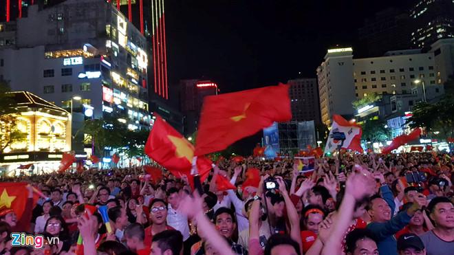 Cổ động viên tràn ra đường mừng Việt Nam vào chung kết-10