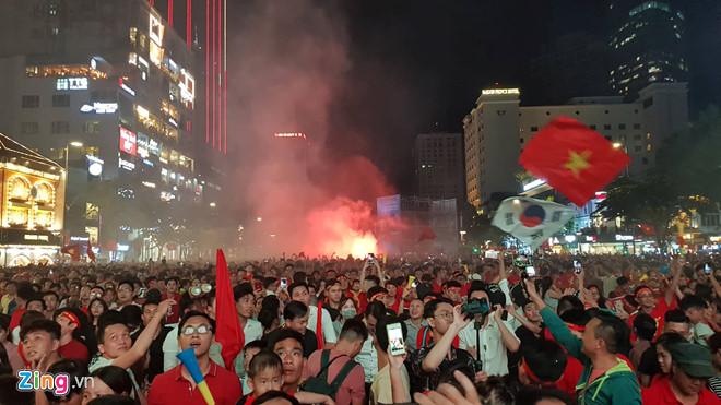 Cổ động viên tràn ra đường mừng Việt Nam vào chung kết-11