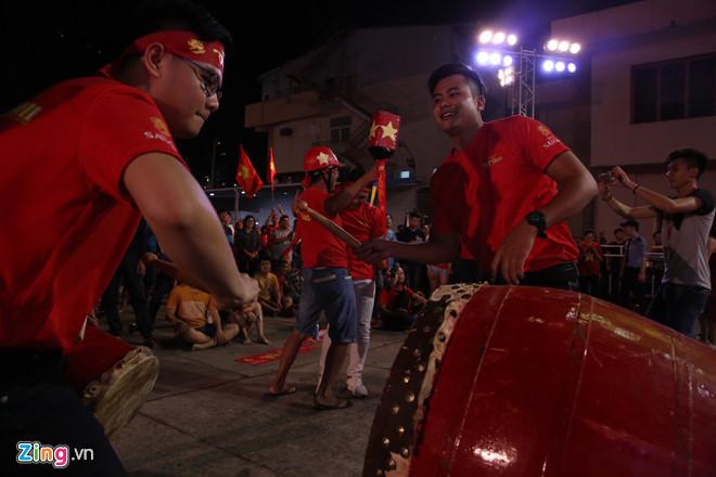 Cổ động viên tràn ra đường mừng Việt Nam vào chung kết-14