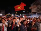 Cổ động viên tràn ra đường mừng Việt Nam vào chung kết