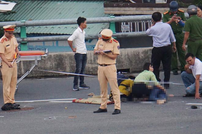 Người phụ nữ bị xe tải kéo lê ở cầu vượt Ngã Ba Huế-1