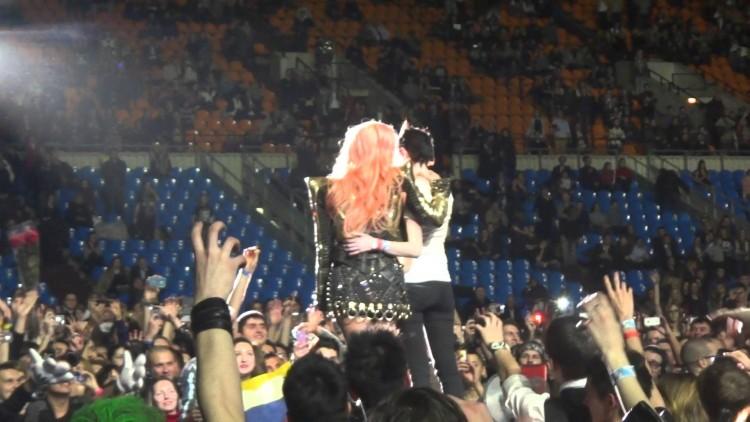 Sao Hollywood, chuyện vé ế - hủy show và ngàn lẻ một lí do bao biện đầy… tính nhân văn-6