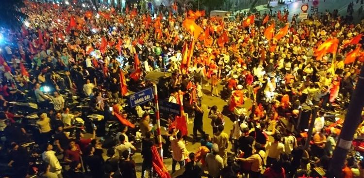 Bùi Tiến Dũng liên tiếp ngồi hàng ghế dự bị, bạn gái chia sẻ một câu thôi mà nghe mát lòng-2