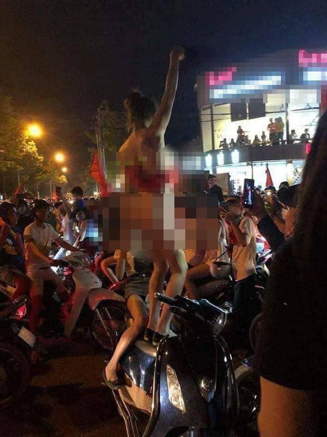 Vẫn biết có thể xuất hiện gái xinh lột đồ đi bão nhưng nhìn ảnh này nhiều người không shock không được-5