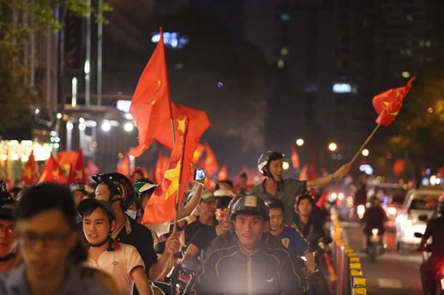 Vẫn biết có thể xuất hiện gái xinh lột đồ đi bão nhưng nhìn ảnh này nhiều người không shock không được-1