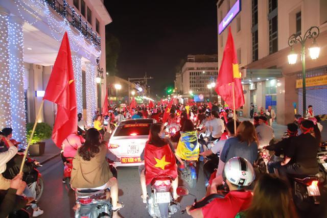 Vẫn biết có thể xuất hiện gái xinh lột đồ đi bão nhưng nhìn ảnh này nhiều người không shock không được-2