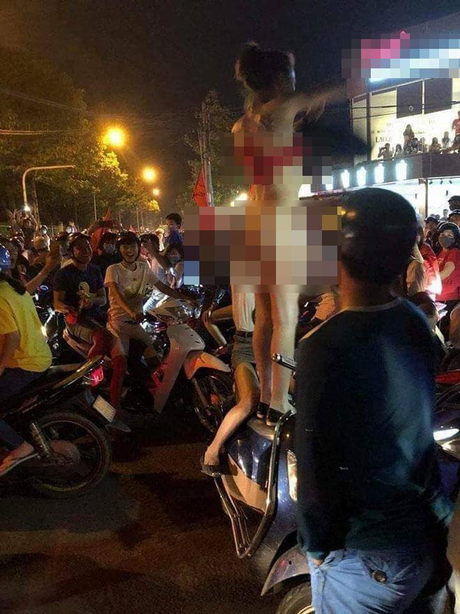 Vẫn biết có thể xuất hiện gái xinh lột đồ đi bão nhưng nhìn ảnh này nhiều người không shock không được-4