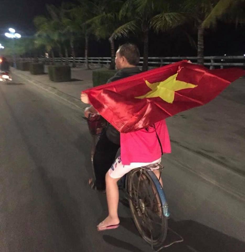 Vẫn biết có thể xuất hiện gái xinh lột đồ đi bão nhưng nhìn ảnh này nhiều người không shock không được-13