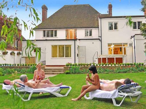 Choáng khi thấy ngôi làng quanh năm không ai mặc quần áo