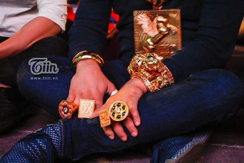 Người đàn ông đeo nhiều vàng nhất Việt Nam đi cổ vũ bóng đá gia thế khủng như nào?-3