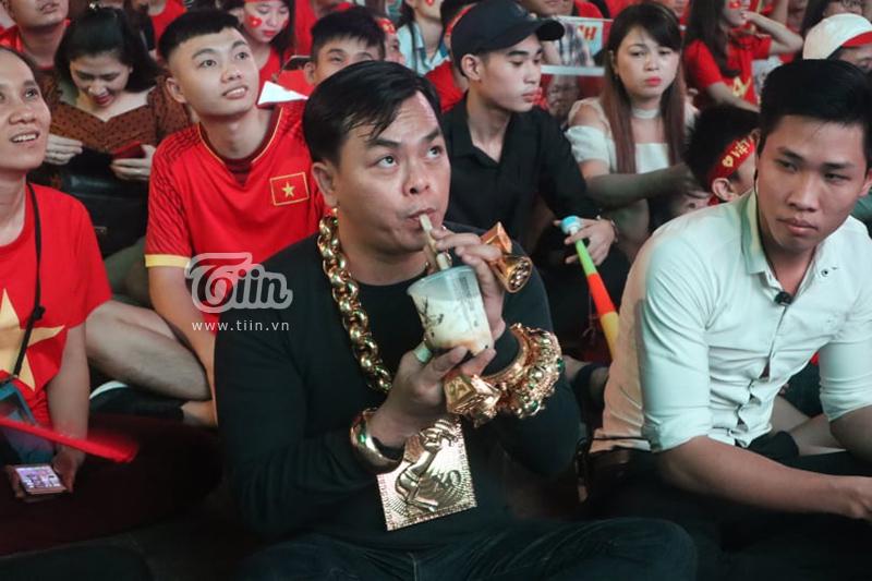 Người đàn ông đeo nhiều vàng nhất Việt Nam đi cổ vũ bóng đá gia thế khủng như nào?-2