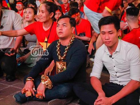 Người đàn ông đeo nhiều vàng nhất Việt Nam đi cổ vũ bóng đá gia thế 'khủng' như nào?