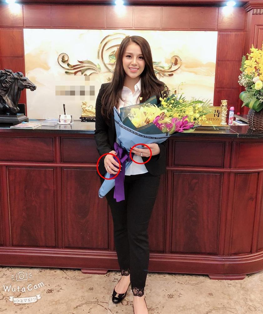 Bạn gái hết đội khăn voan cô dâu lại đeo nhẫn kim cương, Bùi Tiến Dũng bị nghi ngờ sắp theo vợ bỏ cuộc chơi-3